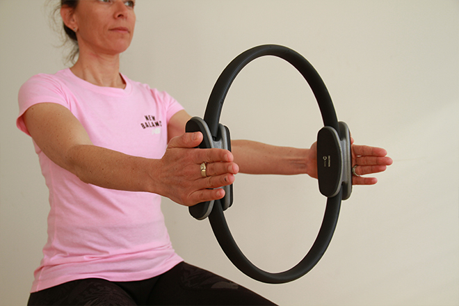Gym douce - 1 personne presse un cercle entre les mains - Photo : ©Alain Robert