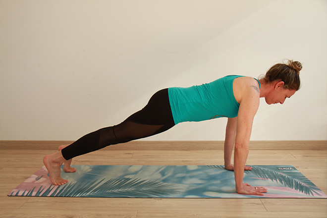 Cours collectif Renforcement musculaire cardio : une personne est en planche - Photo : ©Alain Robert